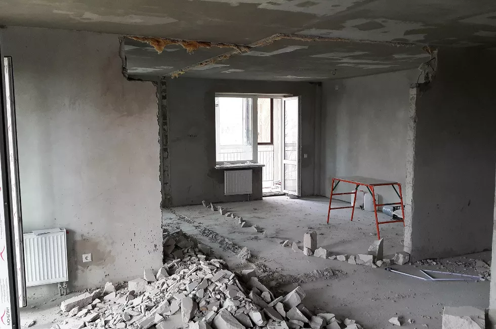 Abriss- und Rückbauarbeiten im Innenbereich eines Wohngebäudes. Im Zuge der Modernisierung wurden Wände und Bauteile fachgerecht entfernt, um offene und moderne Raumstrukturen zu schaffen. Der anfallende Bauschutt wurde gesammelt und für die weitere Entsorgung vorbereitet. Die Arbeiten bilden die Grundlage für die anschließende Sanierung und Neugestaltung der Wohnräume.